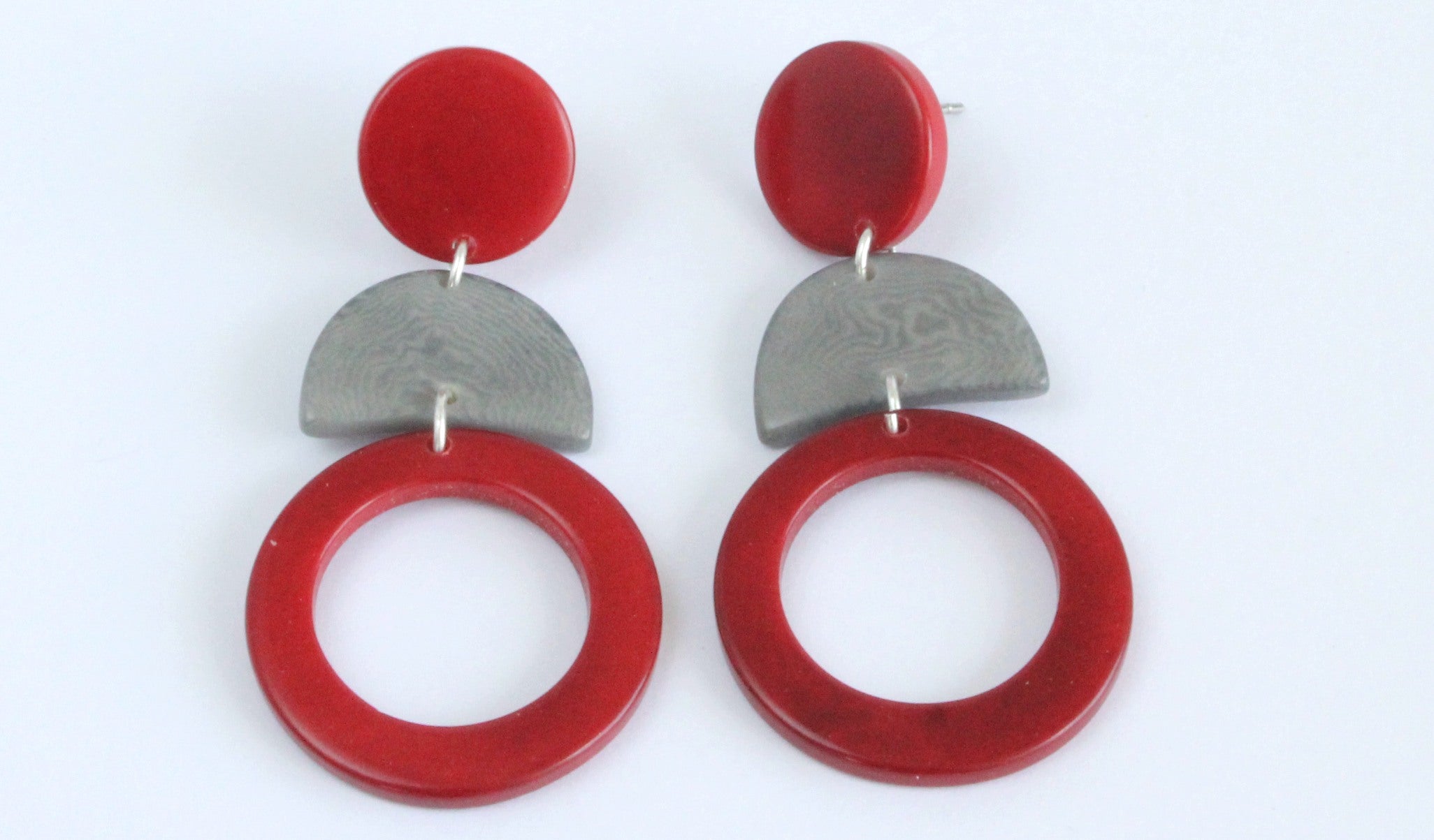 Handmade earring, push back, tagua, colourful, red, front